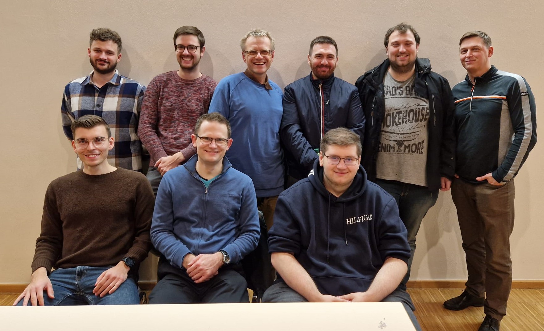 v.l.sitzend: Florian Huber, Dr. Christoph Schultes, Giacomo Barone v.l. stehend: Niklas Rohne, Manuel Albrecht, Alfred Wimmer, Adam Pietruszewski, Michael Süß, Jan Nidens